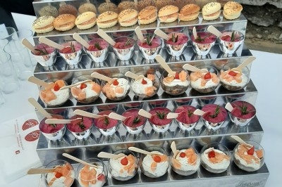 Miniature Traiteur Marles-en-Brie (Seine-et-Marne) - Eclat des Saveurs #97 Assiette composée de foie gras, gelée, pain brioché, tranches d'orange, groseilles, jeunes pousses et graines noires.