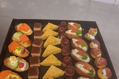 Miniature Traiteur Marles-en-Brie (Seine-et-Marne) - Eclat des Saveurs #109 Assiette composée de foie gras, gelée, pain brioché, tranches d'orange, groseilles, jeunes pousses et graines noires.