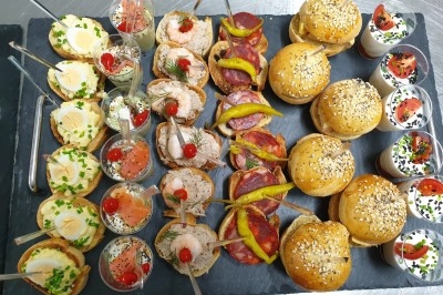 Miniature Traiteur Marles-en-Brie (Seine-et-Marne) - Eclat des Saveurs #112 Assiette composée de foie gras, gelée, pain brioché, tranches d'orange, groseilles, jeunes pousses et graines noires.