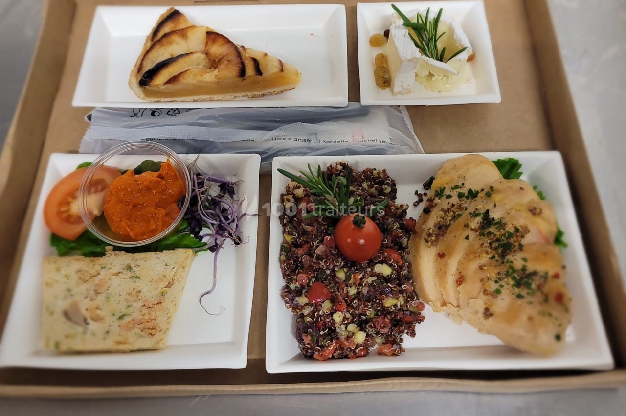 Plateau repas composé de poulet, quinoa aux légumes, tarte aux pommes, fromage, pain et crudités.