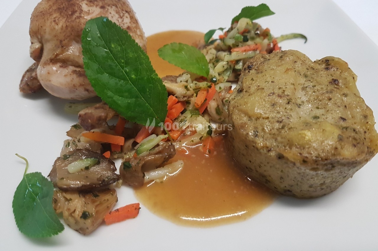 Assiette composée d'une volaille rôtie, d'un flan salé, de légumes sautés et d'une sauce brune.