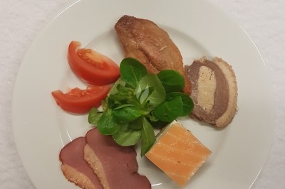 Miniature Traiteur Marles-en-Brie (Seine-et-Marne) - Eclat des Saveurs #131 Assiette composée de foie gras, gelée, pain brioché, tranches d'orange, groseilles, jeunes pousses et graines noires.