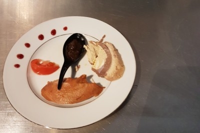 Miniature Traiteur Marles-en-Brie (Seine-et-Marne) - Eclat des Saveurs #133 Assiette composée de foie gras, gelée, pain brioché, tranches d'orange, groseilles, jeunes pousses et graines noires.