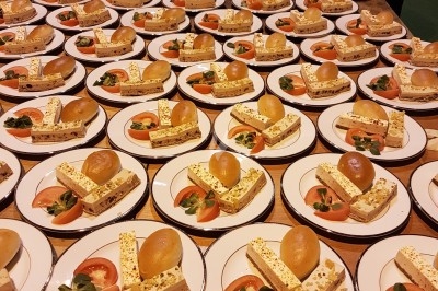 Miniature Traiteur Marles-en-Brie (Seine-et-Marne) - Eclat des Saveurs #134 Assiette composée de foie gras, gelée, pain brioché, tranches d'orange, groseilles, jeunes pousses et graines noires.