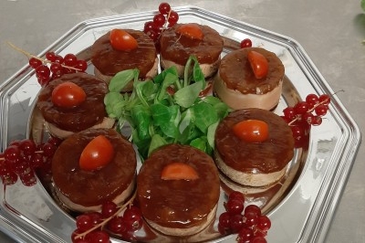 Miniature Traiteur Marles-en-Brie (Seine-et-Marne) - Eclat des Saveurs #139 Assiette composée de foie gras, gelée, pain brioché, tranches d'orange, groseilles, jeunes pousses et graines noires.