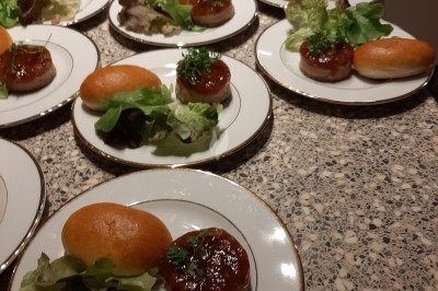 Miniature Traiteur Marles-en-Brie (Seine-et-Marne) - Eclat des Saveurs #140 Assiette composée de foie gras, gelée, pain brioché, tranches d'orange, groseilles, jeunes pousses et graines noires.