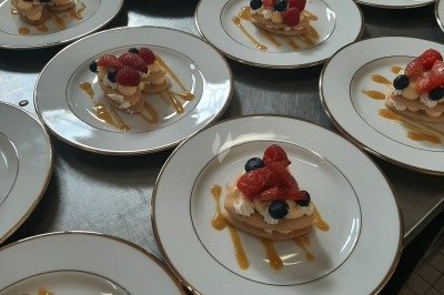 Miniature Traiteur Marles-en-Brie (Seine-et-Marne) - Eclat des Saveurs #141 Assiette composée de foie gras, gelée, pain brioché, tranches d'orange, groseilles, jeunes pousses et graines noires.