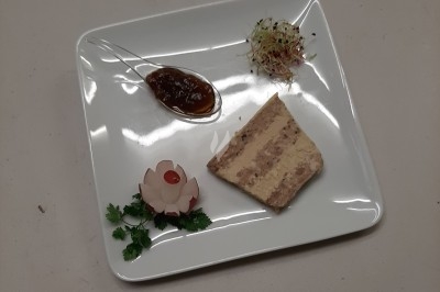 Miniature Traiteur Marles-en-Brie (Seine-et-Marne) - Eclat des Saveurs #143 Assiette composée de foie gras, gelée, pain brioché, tranches d'orange, groseilles, jeunes pousses et graines noires.