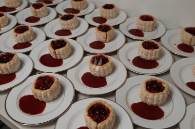 Miniature Traiteur Marles-en-Brie (Seine-et-Marne) - Eclat des Saveurs #145 Assiette composée de foie gras, gelée, pain brioché, tranches d'orange, groseilles, jeunes pousses et graines noires.