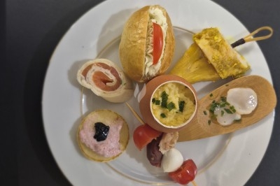 Miniature Traiteur Marles-en-Brie (Seine-et-Marne) - Eclat des Saveurs #153 Assiette composée de foie gras, gelée, pain brioché, tranches d'orange, groseilles, jeunes pousses et graines noires.