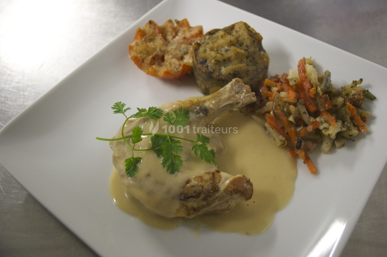 Assiette composée d'une cuisse de volaille avec sauce, légumes variés, tomate gratinée et accompagnement individuel.