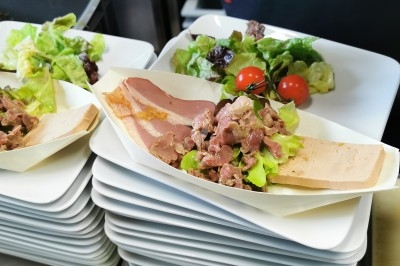 Miniature Traiteur Marles-en-Brie (Seine-et-Marne) - Eclat des Saveurs #159 Assiette composée de foie gras, gelée, pain brioché, tranches d'orange, groseilles, jeunes pousses et graines noires.
