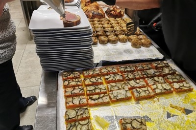 Miniature Traiteur Marles-en-Brie (Seine-et-Marne) - Eclat des Saveurs #162 Assiette composée de foie gras, gelée, pain brioché, tranches d'orange, groseilles, jeunes pousses et graines noires.