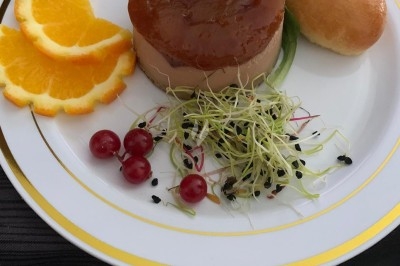 Miniature Traiteur Marles-en-Brie (Seine-et-Marne) - Eclat des Saveurs #172 Assiette composée de foie gras, gelée, pain brioché, tranches d'orange, groseilles, jeunes pousses et graines noires.