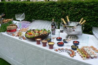 Assiette composée de foie gras, gelée, pain brioché, tranches d'orange, groseilles, jeunes pousses et graines noires.