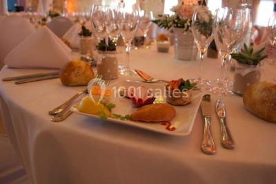 Assiette composée de foie gras, gelée, pain brioché, tranches d'orange, groseilles, jeunes pousses et graines noires.