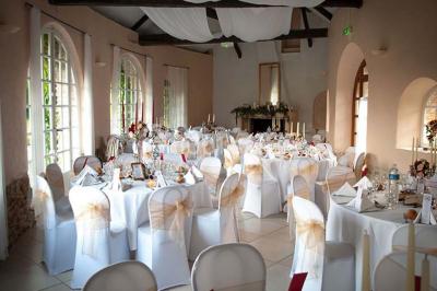 Assiette composée de foie gras, gelée, pain brioché, tranches d'orange, groseilles, jeunes pousses et graines noires.