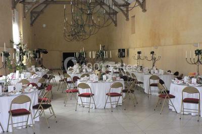 Assiette composée de foie gras, gelée, pain brioché, tranches d'orange, groseilles, jeunes pousses et graines noires.