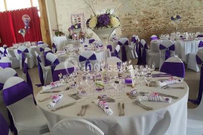 Assiette composée de foie gras, gelée, pain brioché, tranches d'orange, groseilles, jeunes pousses et graines noires.