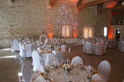 Assiette composée de foie gras, gelée, pain brioché, tranches d'orange, groseilles, jeunes pousses et graines noires.