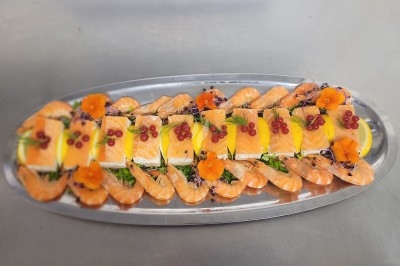 Assiette composée de foie gras, gelée, pain brioché, tranches d'orange, groseilles, jeunes pousses et graines noires.