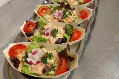 Assiette composée de foie gras, gelée, pain brioché, tranches d'orange, groseilles, jeunes pousses et graines noires.