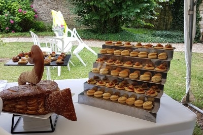 Assiette composée de foie gras, gelée, pain brioché, tranches d'orange, groseilles, jeunes pousses et graines noires.