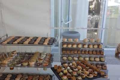 Assiette composée de foie gras, gelée, pain brioché, tranches d'orange, groseilles, jeunes pousses et graines noires.