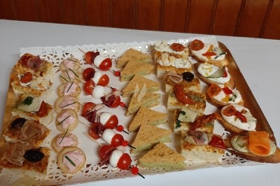 Assiette composée de foie gras, gelée, pain brioché, tranches d'orange, groseilles, jeunes pousses et graines noires.