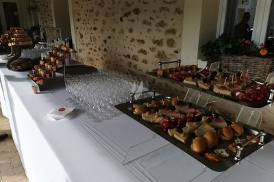 Assiette composée de foie gras, gelée, pain brioché, tranches d'orange, groseilles, jeunes pousses et graines noires.