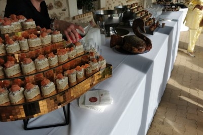 Assiette composée de foie gras, gelée, pain brioché, tranches d'orange, groseilles, jeunes pousses et graines noires.