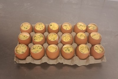 Assiette composée de foie gras, gelée, pain brioché, tranches d'orange, groseilles, jeunes pousses et graines noires.