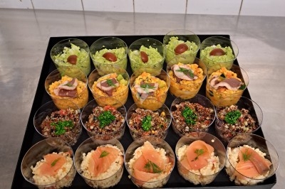 Assiette composée de foie gras, gelée, pain brioché, tranches d'orange, groseilles, jeunes pousses et graines noires.