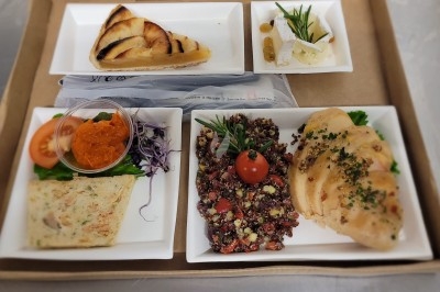 Assiette composée de foie gras, gelée, pain brioché, tranches d'orange, groseilles, jeunes pousses et graines noires.