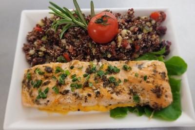 Assiette composée de foie gras, gelée, pain brioché, tranches d'orange, groseilles, jeunes pousses et graines noires.