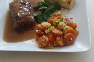 Assiette composée de foie gras, gelée, pain brioché, tranches d'orange, groseilles, jeunes pousses et graines noires.