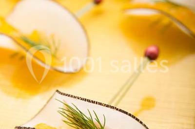 Miniature Traiteur Joinville-le-Pont (Val-de-Marne) - Marc Girard Traiteur #2 Dessert au chocolat brillant orné de feuille d'or, posé sur une base croquante avec éclats de cacao.