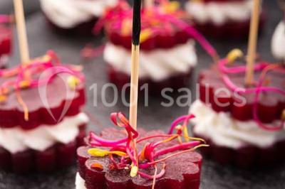 Miniature Traiteur Joinville-le-Pont (Val-de-Marne) - Marc Girard Traiteur #7 Dessert au chocolat brillant orné de feuille d'or, posé sur une base croquante avec éclats de cacao.