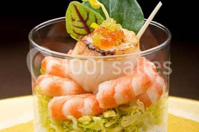 Miniature Traiteur Joinville-le-Pont (Val-de-Marne) - Marc Girard Traiteur #10 Dessert au chocolat brillant orné de feuille d'or, posé sur une base croquante avec éclats de cacao.