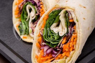 Miniature Traiteur Joinville-le-Pont (Val-de-Marne) - Marc Girard Traiteur #11 Dessert au chocolat brillant orné de feuille d'or, posé sur une base croquante avec éclats de cacao.