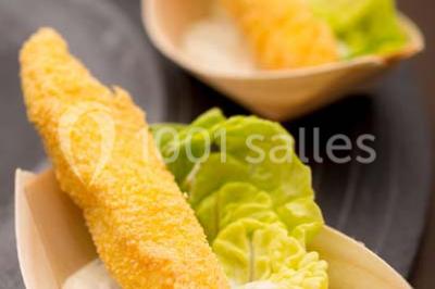 Miniature Traiteur Joinville-le-Pont (Val-de-Marne) - Marc Girard Traiteur #12 Dessert au chocolat brillant orné de feuille d'or, posé sur une base croquante avec éclats de cacao.