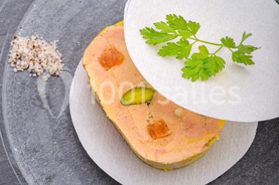 Miniature Traiteur Joinville-le-Pont (Val-de-Marne) - Marc Girard Traiteur #13 Dessert au chocolat brillant orné de feuille d'or, posé sur une base croquante avec éclats de cacao.