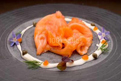 Miniature Traiteur Joinville-le-Pont (Val-de-Marne) - Marc Girard Traiteur #16 Dessert au chocolat brillant orné de feuille d'or, posé sur une base croquante avec éclats de cacao.