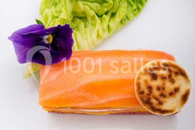 Miniature Traiteur Joinville-le-Pont (Val-de-Marne) - Marc Girard Traiteur #17 Dessert au chocolat brillant orné de feuille d'or, posé sur une base croquante avec éclats de cacao.