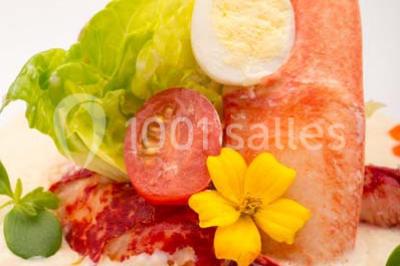 Miniature Traiteur Joinville-le-Pont (Val-de-Marne) - Marc Girard Traiteur #18 Dessert au chocolat brillant orné de feuille d'or, posé sur une base croquante avec éclats de cacao.