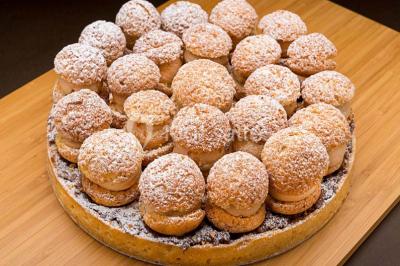 Miniature Traiteur Joinville-le-Pont (Val-de-Marne) - Marc Girard Traiteur #20 Dessert au chocolat brillant orné de feuille d'or, posé sur une base croquante avec éclats de cacao.