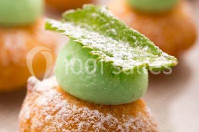 Miniature Traiteur Joinville-le-Pont (Val-de-Marne) - Marc Girard Traiteur #21 Dessert au chocolat brillant orné de feuille d'or, posé sur une base croquante avec éclats de cacao.