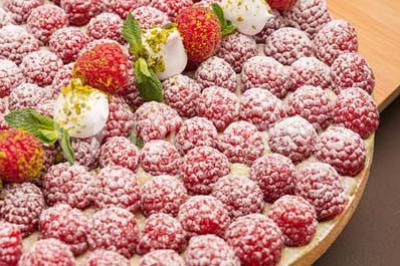 Miniature Traiteur Joinville-le-Pont (Val-de-Marne) - Marc Girard Traiteur #22 Dessert au chocolat brillant orné de feuille d'or, posé sur une base croquante avec éclats de cacao.