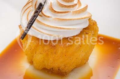 Miniature Traiteur Joinville-le-Pont (Val-de-Marne) - Marc Girard Traiteur #24 Dessert au chocolat brillant orné de feuille d'or, posé sur une base croquante avec éclats de cacao.