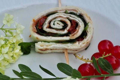 Assiette gastronomique composée de viande en sauce, légumes variés, samoussa et décoration raffinée.